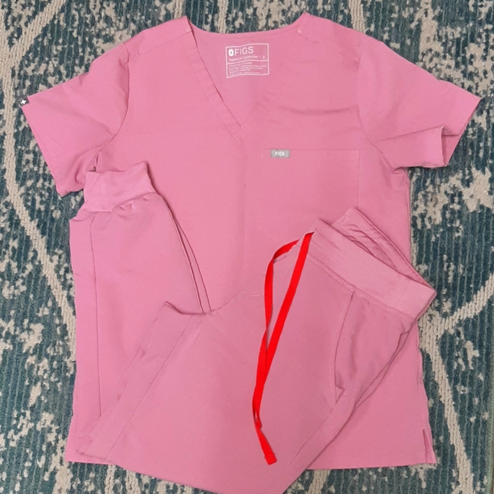 Chalk pink small figs scrub set